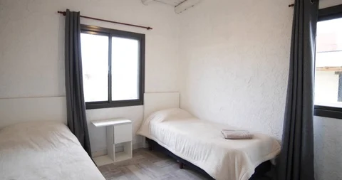 Modern white room with two single beds towel prepared over the beds 库存影片 98012697
