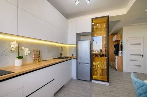 A modern white studio with a kitchen ready to use Foto stock