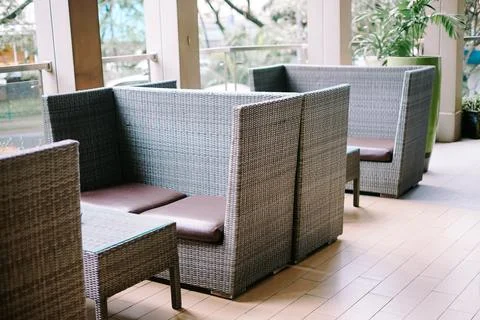 Modern Wicker Sofa Seating Area in Hotel Lobby Foto stock