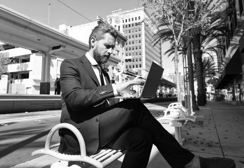 Modern wireless technology. Internet access. check email. freelance man post Foto stock