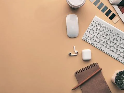 Modern Workspace: High-Resolution Image of a Sleek Computer Desktop Stock Photos