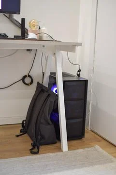 Modern workspace setup with white desk, computer tower, blue lighting Foto stock