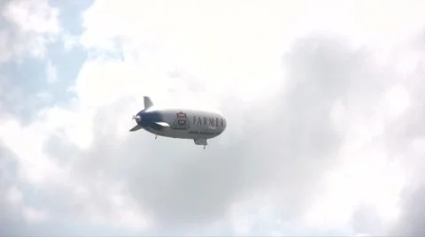 Modern zeppelin in flight Video stock 8686598