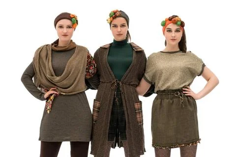 Modeschau mit drei Modellen in einzigartigen Outfits mit floralen Accessoi... Stock Photos