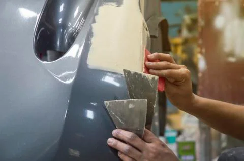 Modifying the surface of the car to prepare the paint Foto stock