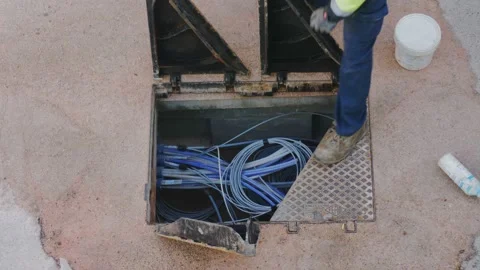 Modugno 2 March 2021: worker closes the inspection pit for fiber optic cables Vídeo Stock 150807951