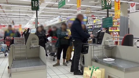 Modugno, Italy - 20 december 2018: People carry carts with products to cash d Vídeo Stock 101067989