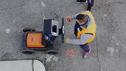 Modugno, Italy - December 2020: technicians use GPR to identify the undergrou Vídeo Stock 157386265