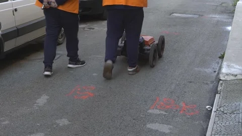Modugno, Italy - December 2020: technicians use GPR to identify the undergrou Vídeo Stock 250327476