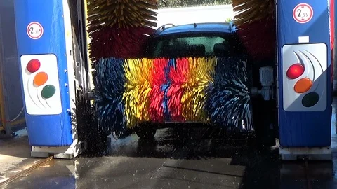 Modugno, Italy - September 22, 2018: Car In Automatic Car Wash, Brushes Spin Vídeo Stock 95882653