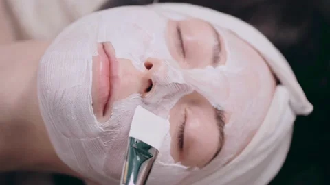 Moisturizing facial mask 스톡 동영상 237390963
