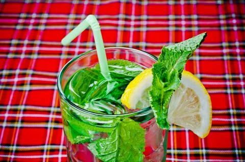 Mojitos with ice and lime Foto stock