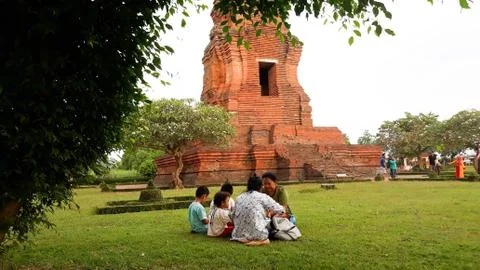 Mojokerto , East Java / Indonesia - June, 2019 : family holiday eat outside 스톡 사진