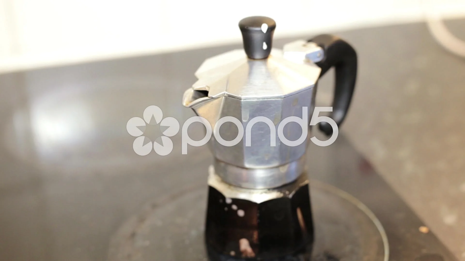 https://images.pond5.com/moka-pot-italian-traditional-coffee-footage-057919740_prevstill.jpeg