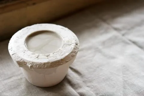 Mold for casting clay products with a mixture inside. Foto stock