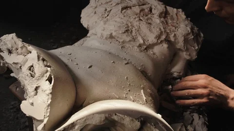 Mold maker use hammer with chisel to crack plaster mold before take off piece of 库存影片 130110981