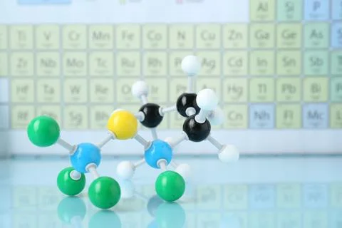 Molecular model on light surface against periodic table Foto stock