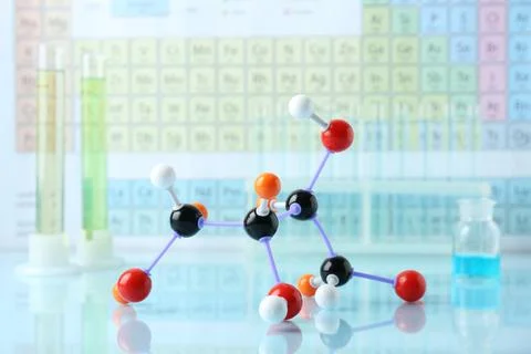 Molecular model on light surface against periodic table Foto stock