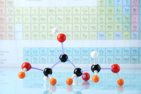 Molecular model on light surface against periodic table Foto stock