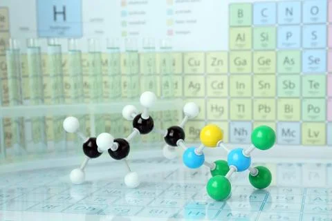 Molecular model on mirror surface against periodic table Stockfoto's
