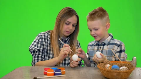 Mom and son painting Easter eggs, chroma key 動画素材 170696826