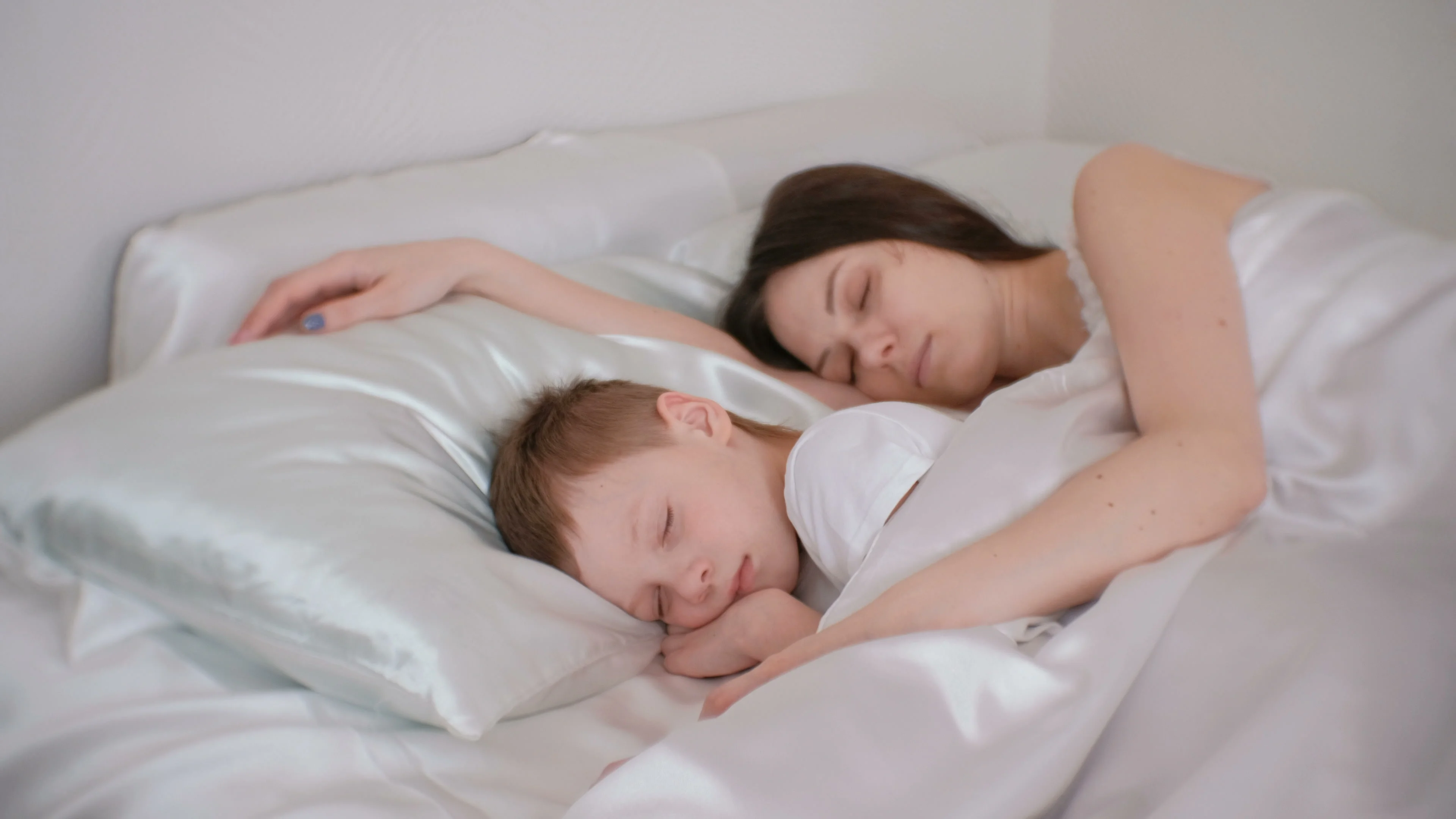 Под одеялом спящих мам. Мама спала. Мать и сын сон. Спящий подросток и мама. Мать с сыном спят в кровати.