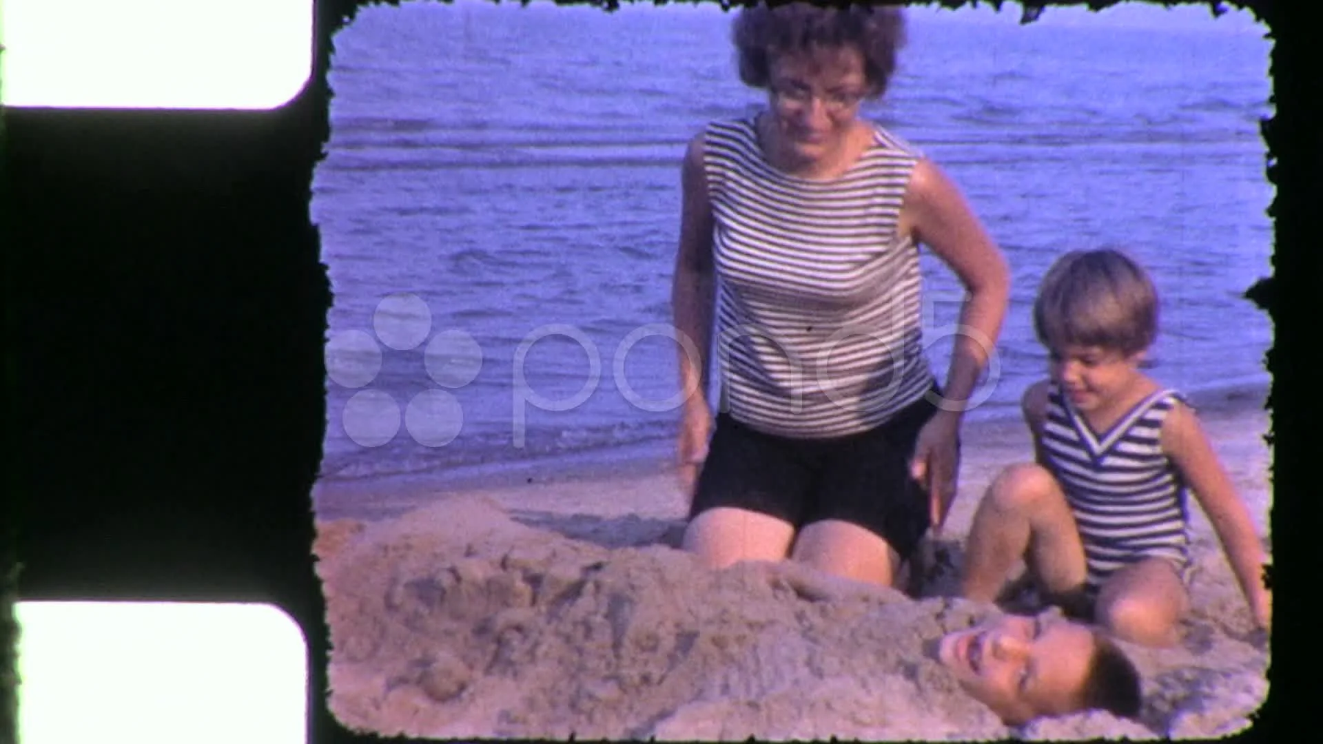 MOM BURIES Son Sand Beach 1960 (Vintage Amateur Film Home Movie) 5513