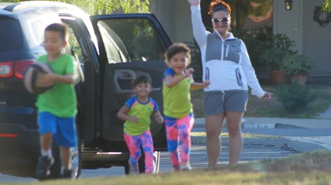MOM DROPS KIDS OFF AT SOCCER PRACTICE SLOW MOTION Vidéo 54622053