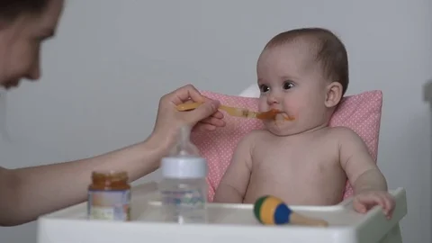 Mom feeds the baby Видео 75965853