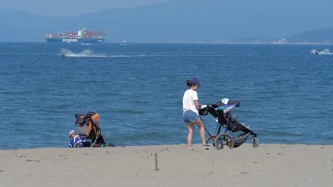 Mom with stroller at the beach. Vídeos de archivo 158290192