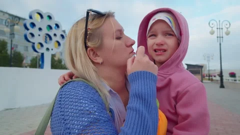 Mom's support 動画素材 285742630