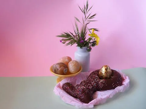 Mona de Pascua, Easter cake, tradicional in Spain, chocolate egg, jar with fl Stock-Fotos