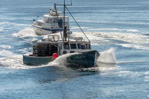 Mona M plowing through wake Stock Photos
