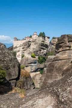Monasteries built on cliffs, Meteora on a hot summer day, Greece Foto stock