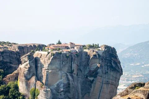 Monasteries built on cliffs, Meteora on a hot summer day, Greece Foto stock
