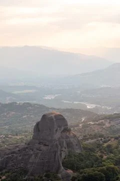 Monasteries built on cliffs, Meteora at sunset, Greece Foto stock