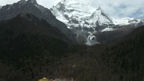 Monastery around mountains in Yading Nature Reserve Vidéo 149982247