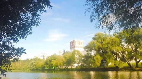 Monastery on the shore of pond timelapse Vidéo 81605362