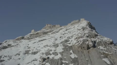 Monastery on top of mountain in the remote himalayas in LOG Stockbeeldmateriaal 136400334