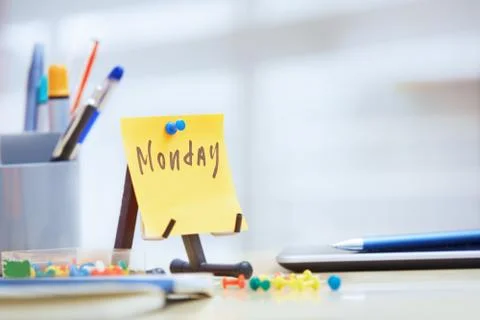 Monday text on adhesive note Foto stock