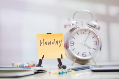 Monday text on adhesive note Foto stock