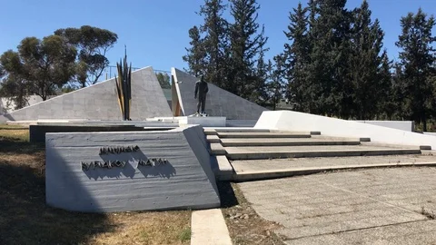 Monemunt of a war Heroe in Nicosia Stock Footage 90413453