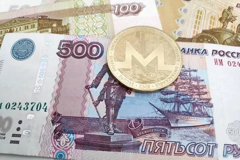 Monero coin on a stack of Russian Rubles Foto stock