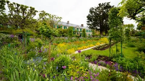 Monet's garden empty path overcast sky Foto stock