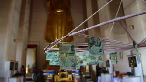 Money in a Buddhist temple. Видео 91831206