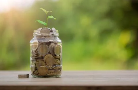 Money coin stack growing graph with glass jar saving concept. business financ Foto stock