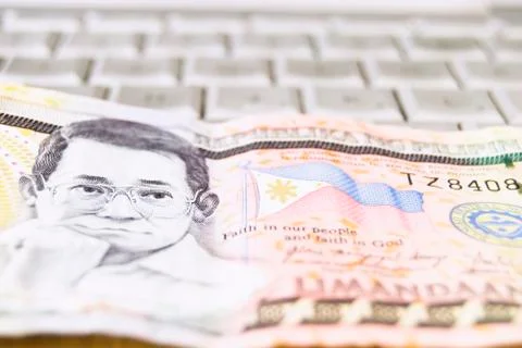 Money on computer keyboard Illustrazione stock