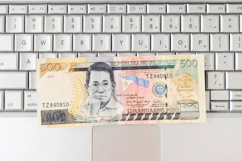 Money on computer keyboard Illustrazione stock
