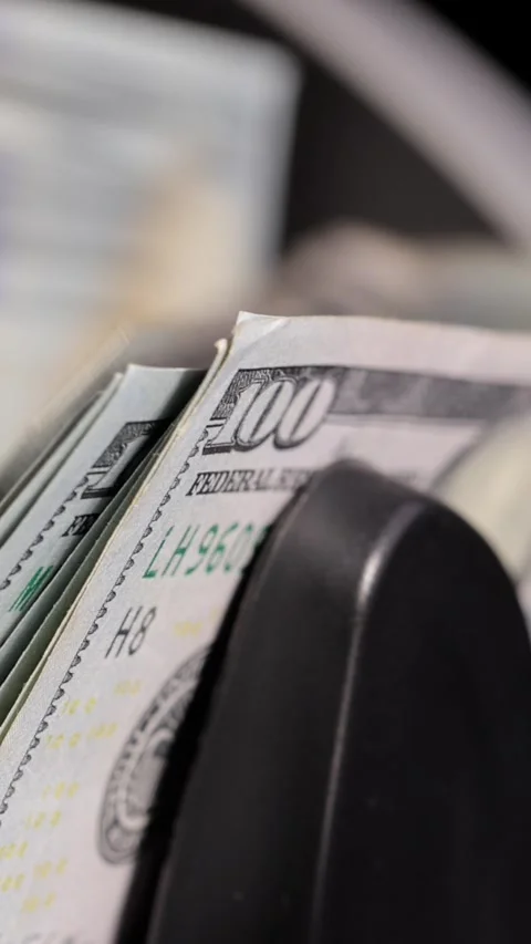 Money counting machine counting US bills. Vertical Video. Stock-Footage 302662577