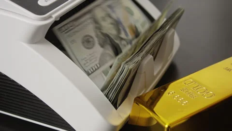 Money counting machine processing hundred dollar bills. Cash count in motion 動画素材 320869530